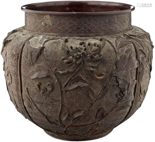 Bronze CachepotJapan 19. Jh. Brüniert. Reliefdekor von Blumen und Vögeln. Gusslöcher. Höhe 27 cm