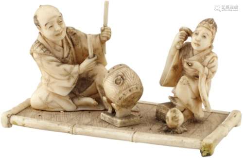 Kleines OkimonoJapan Meiji (1868-1912). Elfenbein. Trommelspieler und Tänzerin auf Matte.