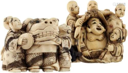 Zwei Figurengruppen NetsukesJapan oder China 20. Jh. Wohl Elfenbein. Der Glücksgott Hotei mit vier