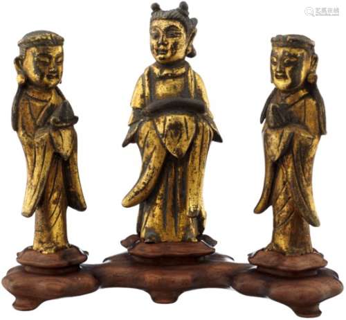 Drei kleine AdorantenChina Ming-Dynastie. Bronze vergoldet. Stehend, mit Opfergabe vor der Brust.