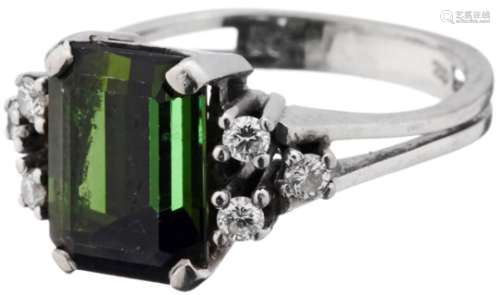Turmalin-Diamant-RingWeissgold 750. 1 grünes Turmalin-Achteck, ca. 4.30 ct. 6 Brillanten, zusammen