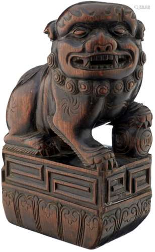 HolzfigurChina 19. Jh. Geschnitzte Figur eines buddhistischen Löwen aus Hartholz. Teil eines Ganzen.