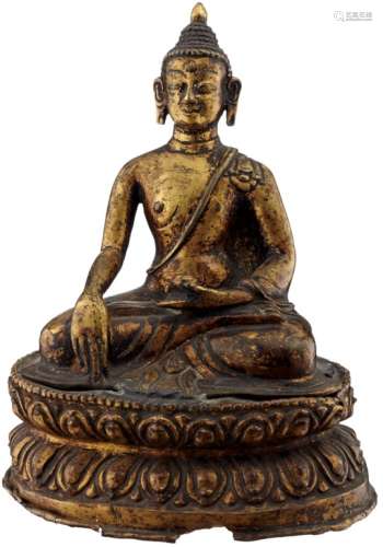 Buddhistische FigurHimalaya-Region antik. Vergoldetes Kupfer Repoussé. Buddha im Meditationssitz auf
