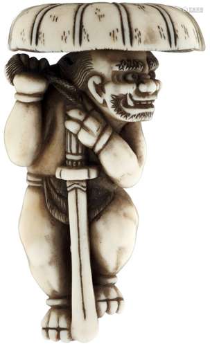 Feines Netsuke eines OniJapan 19. Jh. Elfenbein mit schwarzen Details. Teufelchen mit Schwert und