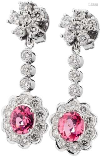 Spinell-Diamant-OhrhängerWeissgold 750. 2 rosafarbene Spinelle, zusammen ca. 2 ct. 38 Brillanten,