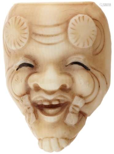 Masken NetsukeJapan um 1900. Elfenbein patiniert. Maske des Okina-Types. Länge 3.5 cm Im- und Export