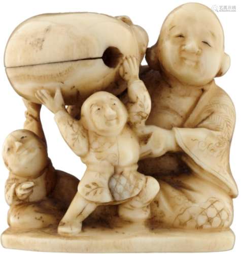 Netsuke FigurengruppeJapan um 1900. Maritimes Elfenbein. Der Glücksgott Hotei mit zwei Karakos