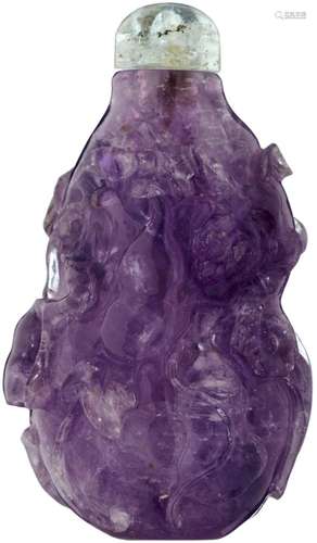 Amethyst Snuff bottleChina um 1900. Flaschenkürbis-Form mit Reliefdekor von Kalebassen. Stopper