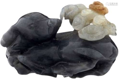 Zweifarbiger Jade AnhängerChina antik. Grau-weisser Stein. Liegender Wasserbüffel, auf dem Rücken