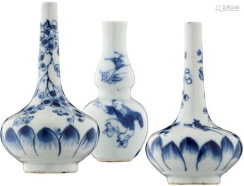 Drei Miniatur VäschenChina 19. Jh. Porzellan mit unterschiedlichem Dekor in Unterglasurblau. Höhe
