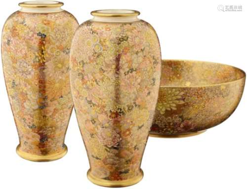 Drei Millefleurs Satsuma ObjekteJapan Meiji (1868-1912). Ein Paar Vasen und eine Schale aus