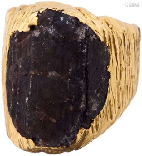Saphir-RingGelbgold 750, Handarbeit. 1 eingearbeiteter Saphir-Rohkristall. Ringgrösse ca. 51. Mit