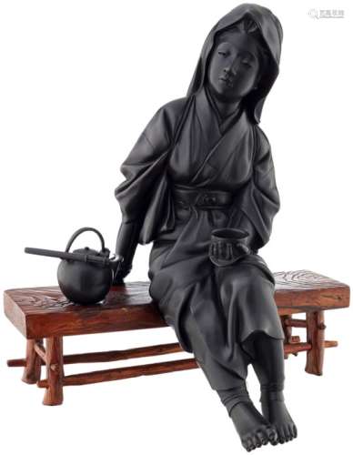 Feine Bronze einer BijinJapan Meiji/Taisho um 1920. Dunkel patiniert. Junge Bäuerin mit Schale in
