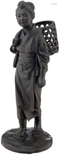 Bronzefigur einer BijinJapan Meiji/Taisho um 1920. Dunkel patiniert. Junge Bäuerin mit Korb auf