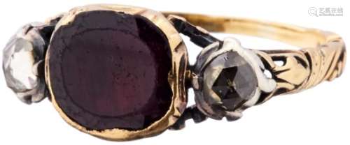 Granat-RingGelbgold, ca. 750, Ende 18. Jh. 1 Granat und 2 Diamant-Rosen, D ca. 3 mm, in Silber
