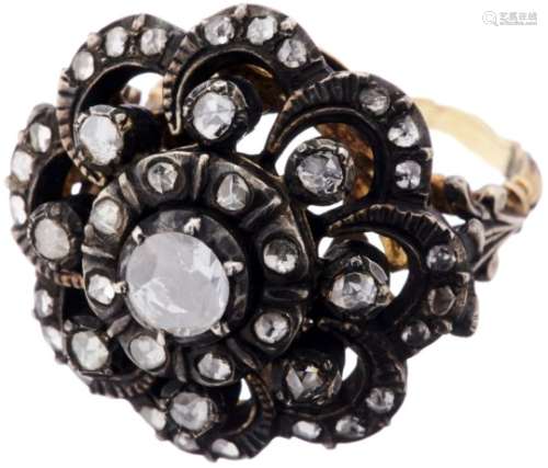 Diamant-RingGelbgold 585/Silber, Niederlande. Geschwärzter Ringkopf mit 40 Diamant-Rosen und 1