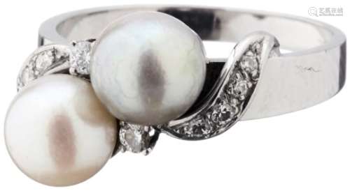 Perlen-Diamant-RingWeissgold 750. 1 weisse und 1 graue Akoya-Kulturperle, D je 7 mm. 10