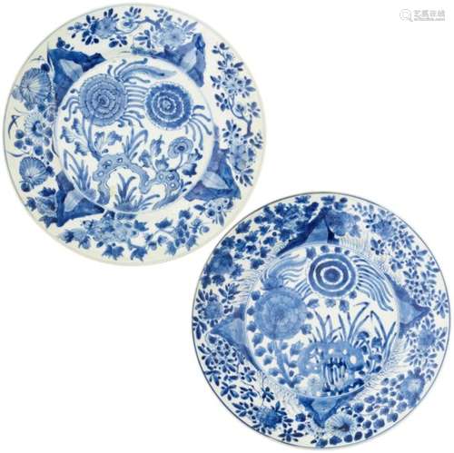 Paar blau-weisse TellerChina Kangxi (1662-1722). Exportporzellan. Spiegel und der breite Rand bemalt