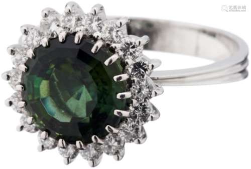 Turmalin-Diamant-RingWeissgold 750. 1 grüner Turmalin, rund, ca. 3.60 ct. Entourage 18 Brillanten,