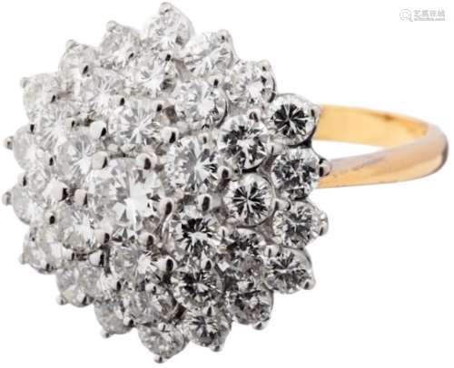 Diamant-RingWeissgold/Gelbgold 750, England. 37 Brillanten, zusammen ca. 3.30 ct, ca. H-I/Si.
