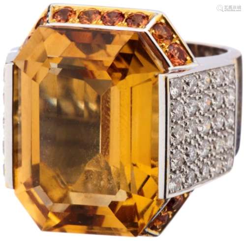 Citrin-Diamant-RingGold 750, wohl Gelbgold rhodiniert. 1 Citrin-Achteck, ca. 18.32 ct. Oben und