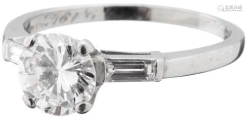 Diamant-Soliltär-RingPlatin, gestempelt 10% Irid.Plat, Innenseite mit Namensgravur, 1947. 1