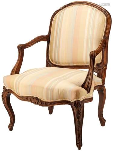 Fauteuil18. Jh. Louis XV. Nussbaumholz geschnitzt und mouluriert. Gepolsterter Sitz und Rückenlehne.