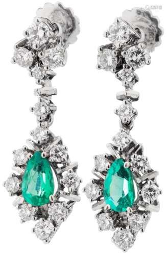 Smaragd-Diamant-OhrsteckerWeissgold 750. 2 Smaragd-Tropfen, 0.60 ct, und 26 Brillanten, zusammen ca.