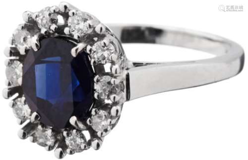 Saphir-Diamant-RingWeissgold 750. 1 ovaler Saphir, ca. 2.30 ct. Entourage 10 Brillanten, zusammen