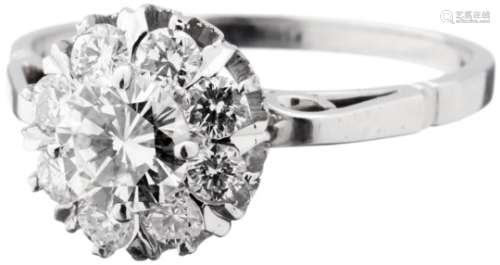 Diamant-RingWeissgold 750. 1 Brillant, ca. 0.69 ct. Entourage 8 Brillanten, zusammen ca. 0.56 ct,