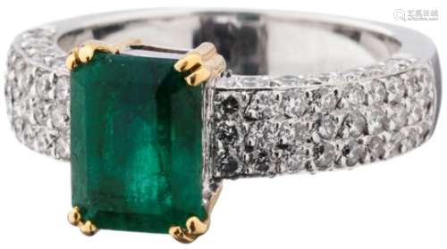 Smaragd-Diamant-RingWohl Gelbgold 750, z.T. rhodiniert. 1 Smaragd-Achteck, ca. 2.50 ct. Beidseitig 3
