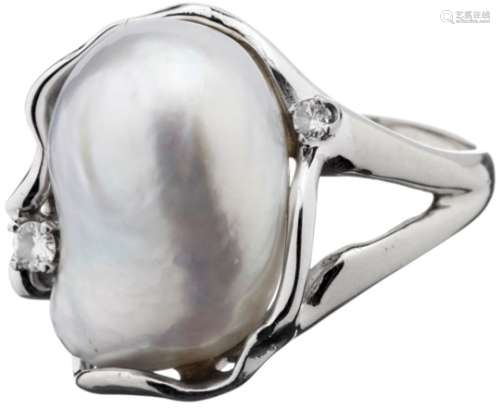 Perlen-Diamant-RingWeissgold 585. 1 barocke Südsee-Kulturperle, Länge ca. 11 mm. 2 Brillanten,