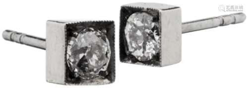 Diamant-OhrsteckerPlatin. 2 Altschliff-Diamanten, zusammen ca. 0.50 ct. 1 Diamant mit kleinem