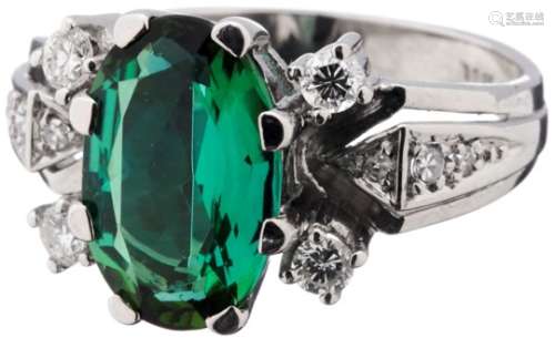 Turmalin-Diamant-RingWeissgold 750. 1 ovaler grüner Turmalin, ca. 3 ct. 4 Brillanten und 6 8/8-