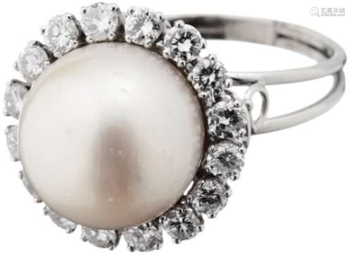 Perlen-Diamant-RingWeissgold 750. 1 weisse Südsee-Kulturperle, D 13.7 mm. Entourage 16 Brillanten,