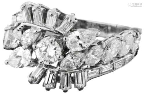 Diamant-RingPlatin 950, um 1940. 9 Diamant-Navetten, 2 Diamant-Tropfen und 1 Brillant, zusammen