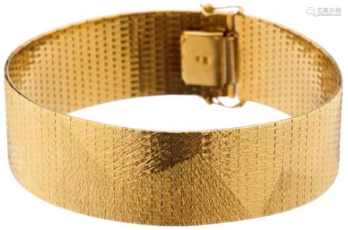 Gold-ArmbandGelbgold 750. Strukturierte Oberfläche, 19 cm x 2 cm. Kastenschloss. 64.3 g.- - -20.00 %