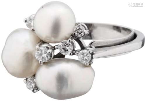 Perlen-Diamant-RingWeissgold 750. 3 weisse Kulturperlen, 6 Brillanten, zusammen ca. 0.15 ct.