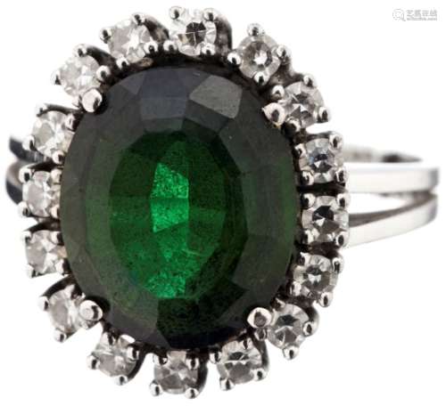 Turmalin-Diamant-RingWeissgold 750. 1 grüner Turmalin, ca. 5 ct. Entourage 16 8/8-Diamanten,