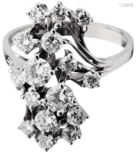 Diamant-RingWeissgold 750. 16 verschieden grosse Brillanten, zusammen ca. 1.89 ct. Ringgrösse 56.