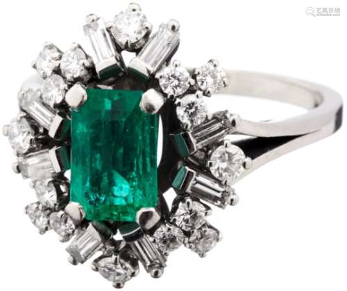 Smaragd-Diamant-RingWeissgold 750. 1 Smaragd-Achteck, ca. 1.53 ct, 16 Brillanten und 8 Diamant-