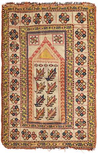MelasZentral-Anatolien. Um 1900. Unter einer spitzen Gebetsnische sind Reihen von Blüten.
