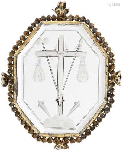 AnhängerUm 1800. Glas mit gravierten Arma Christi. Fassung aus vergoldetem Silber. Altersspuren,