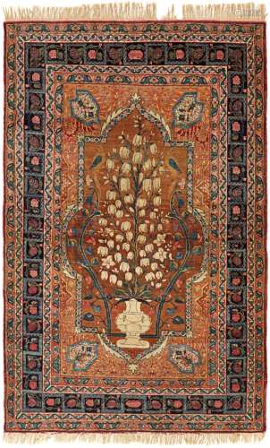 KirmanZentral-Persien. Um 1900. Im Mittelfeld liegt eine blumengefüllte, prächtige Vase und zwei