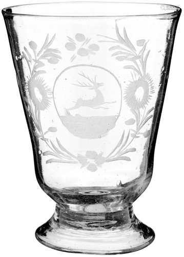 Becher18. Jh. Farbloses Glas. Auf der Wandung gerutschte Floralornamentik, in Reserve Darstellung 