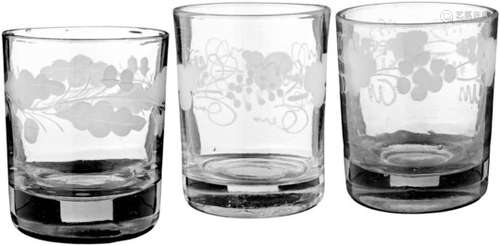 6 Becher19. Jh. Sechs diverse Becher. Farbloses Glas mit gerutschtem Weinlaubdekor. Höhe je ca. 8