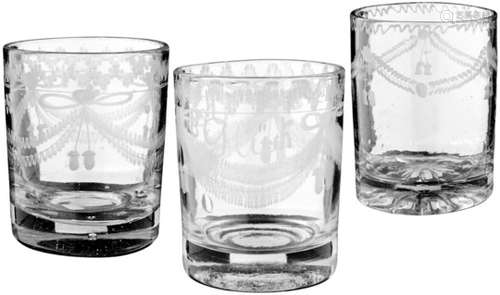 12 Becher19. Jh. Zwölf diverse Becher. Farbloses Glas mit gerutschtem 