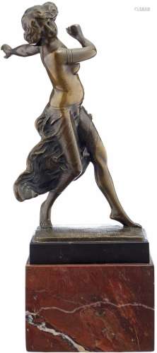TänzerinAnfang 20. Jh. Dunkel patinierte Bronzestatuette. Signiert E. Hamburger. Sockel aus