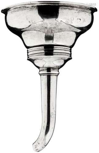 WeintrichterWohl England, um 1800. Silber getrieben, gegossen. Undeutlich punziert. Gebrauchsspuren.