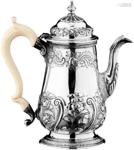 KaffeekanneLondon, 1770. Silber getrieben, gegossen, ziseliert. Scharnierdeckel. Henkel aus